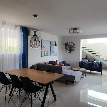 Mimoza 로고즈니차